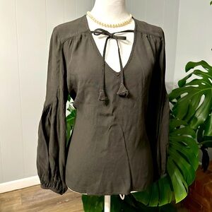 🛍️ Grade Gather balloon sleeve top excellent condition.